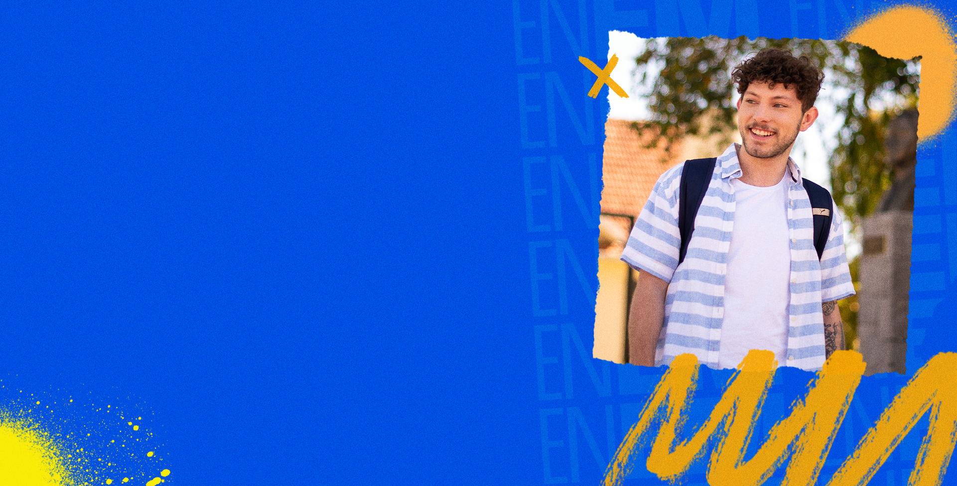 rapaz alegre vestindo camisa azul listrada em meio ao ar livre