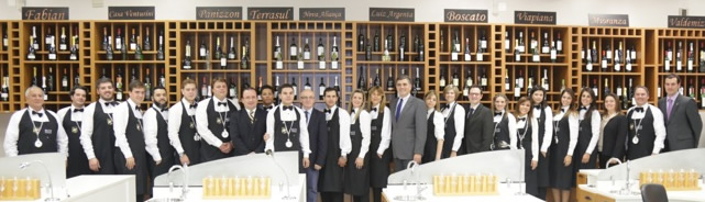 Autoridades acadêmicas prestigiam a cerimônia de encerramento do curso de Sommelier Internacional - Formação Básica UCS/FISAR.