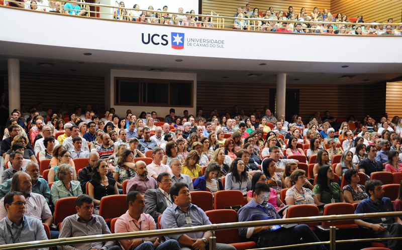 Volta às aulas: Celso Vasconcellos participa de encontro com professores.