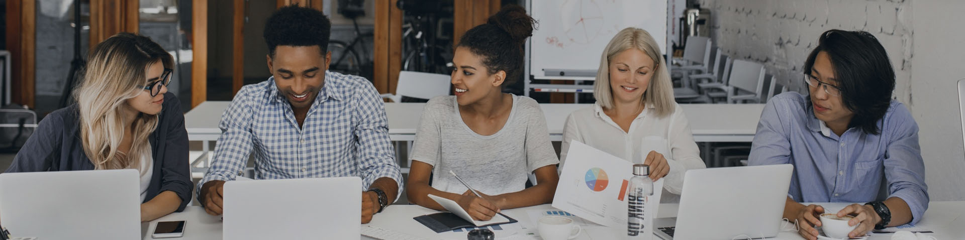 Jovem equipe em uma reunião de negócios