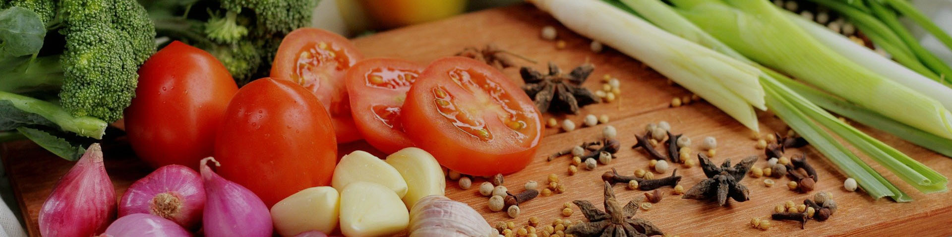 Tábua com diversos legumes e temperos culinários