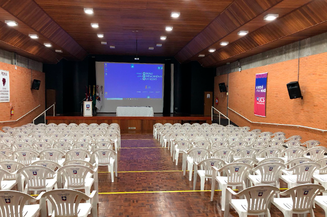 Auditório do Bloco B com capacidade para 280 pessoas. Local onde ocorrem palestras, seminários e apr