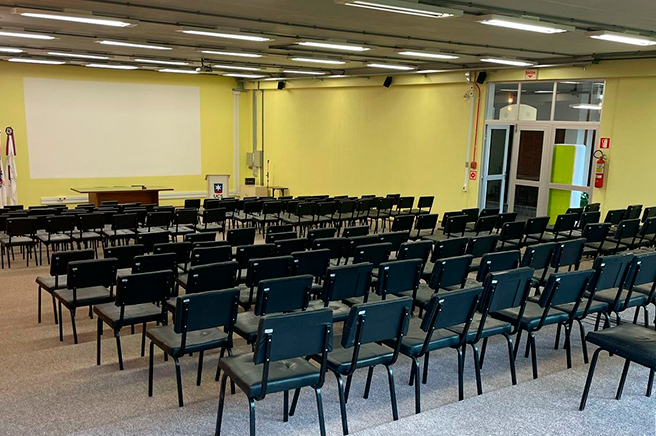 Auditório do Bloco J com capacidade para 200 pessoas. Local onde ocorrem palestras, seminários e apr