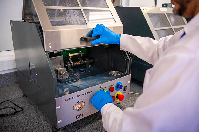 Laboratório de Metalografia e Microscopia Óptica