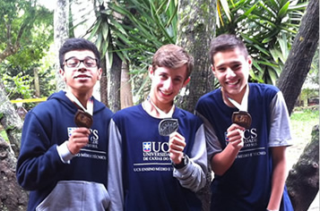 Os alunos do CETEC Santa F, 
Mateus Oliveira, Lucas Gustavo dos Reis e Leonardo Pelissari Wartha, 
mostram suas medalhas.
