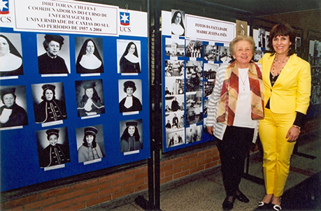 Detalhe do evento de comemorao dos 50 anos 
da Escola de Enfermagem Madre Justina Ins e da 10 
Semana Internacional de Enfermagem, em 2004, no Centro de Cincias Biolgicas e da Sade, 
com a participao da 
Irm Roslia Pegoraro e da professora Nilva Lcia Rech Stdile. Foto: CEDOC/IMHC