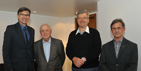 O reitor Evaldo Kuiava, e 
os trs ex-reitores da UCS, 
Abrelino Vicente Vasata, Luiz Antonio 
Rizzon e Isidoro Zorzi.