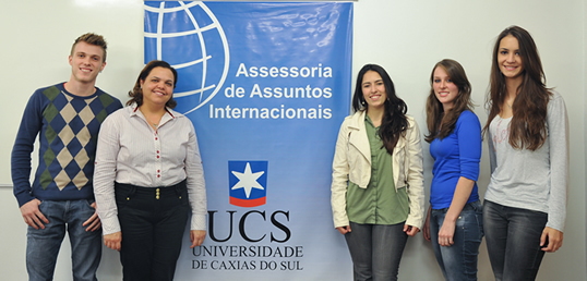 Na foto de Claudia Velho, da esquerda para a direita: o 
acadmico Jonas Kerwald, a coordenadora do Programa na 
UCS, professora Janana da Silva Crespo, e as estudantes 
Aline da Rosa Bechi, Cristielen Rech e 
Caroline Schwaizer Silveira.