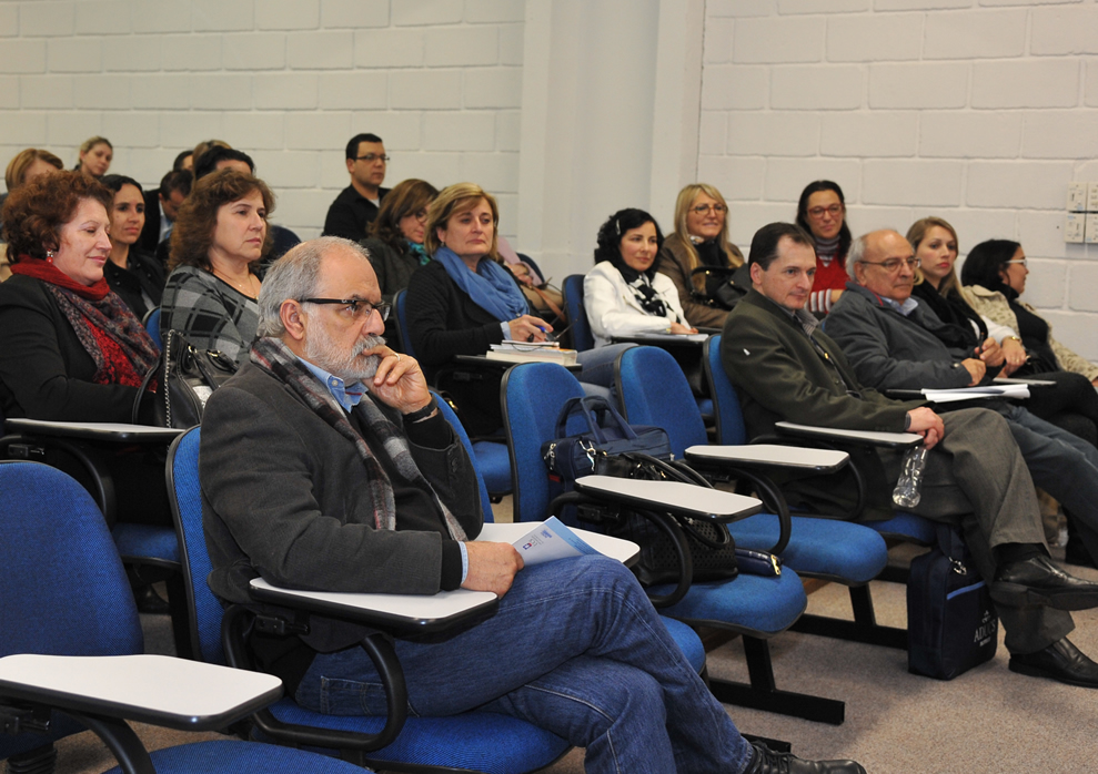 Livro Políticas e Práticas de EJA em Caxias do Sul: Dimensões Históricas e Culturais, de autoria da professora Nilda Stecanela