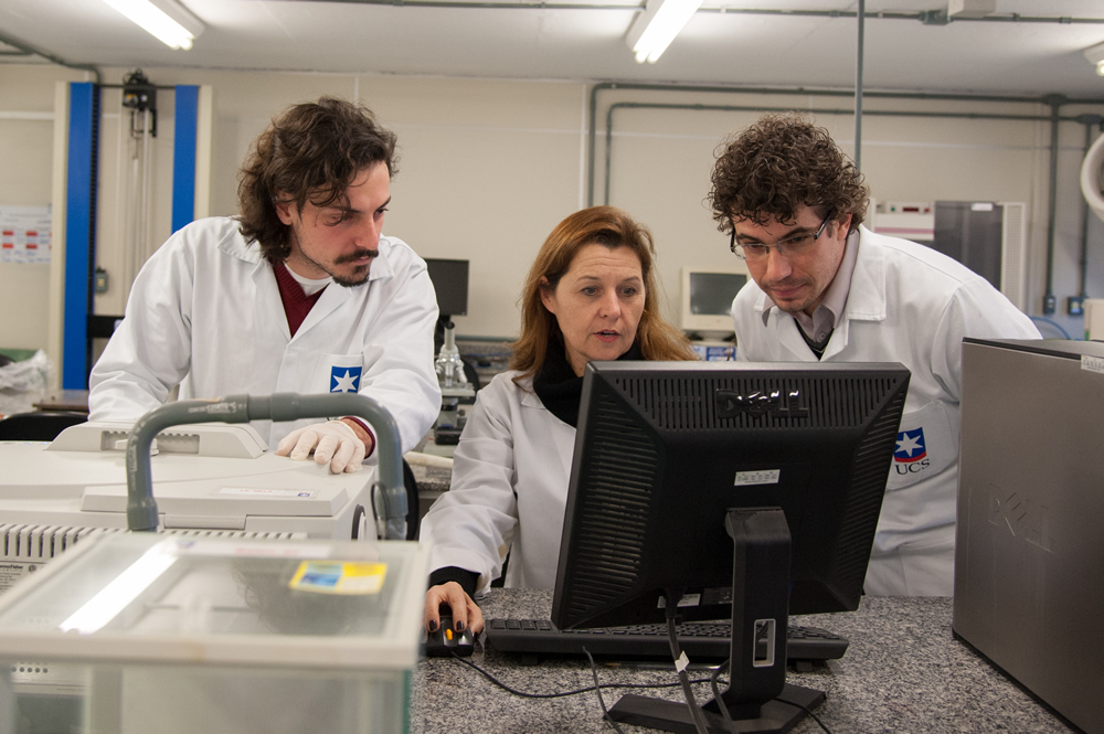 No laboratrio, o estudante Kau Pelegrini com os professores e pesquisadores Rosmary Nichele Brandalise e Diego Piazza.