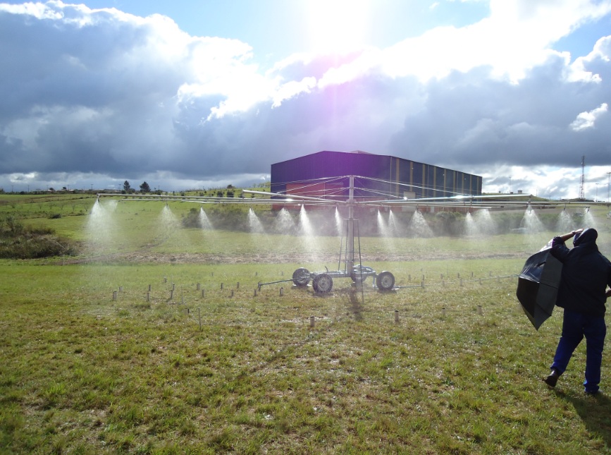 Acadêmicos de Agronomia participam da montagem do Simulador de Chuvas.