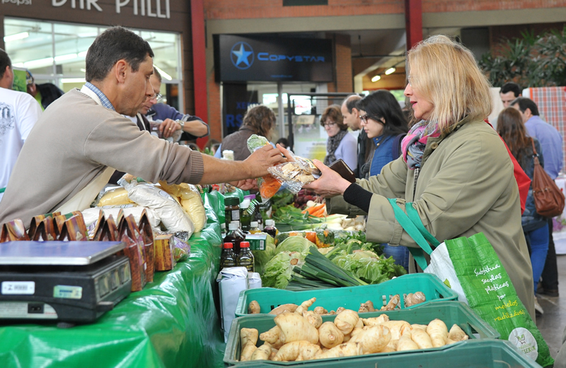 Feira Orgânica da UCS leva comunidade ao Centro de Convivência.