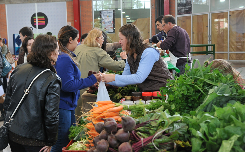 Feira Orgânica da UCS leva comunidade ao Centro de Convivência.