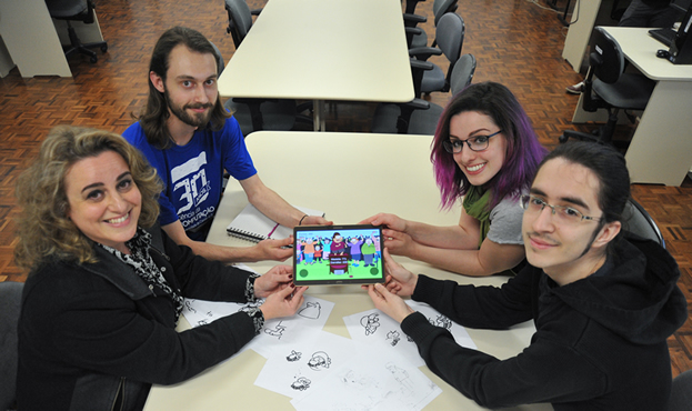 Na foto, a Coordenadora do Laboratório, professora Iraci Cristina da
Silveira de Carli, o aluno de Ciências da Computação, Gustavo Martins Wanser e os alunos de
Tecnologias Digitais, Tatiane Castagna Tomé e Milton Prestes Medeiros.