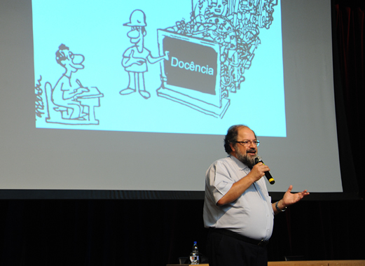 Volta às aulas: Celso Vasconcellos participa de encontro com professores.